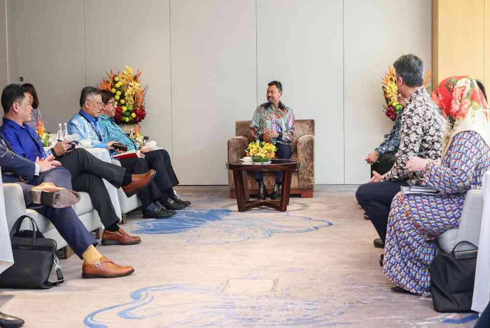 Putera Mahkota Brunei Pengiran Muda Mahkota Al-Muhtadee Billah Sultan Hassanal Bolkiah berkenan berangkat mengadakan pertemuan dan jamuan minum petang bersama Syarikat Multinasional (MNC) di sebuah hotel hari ini. Foto Bernama