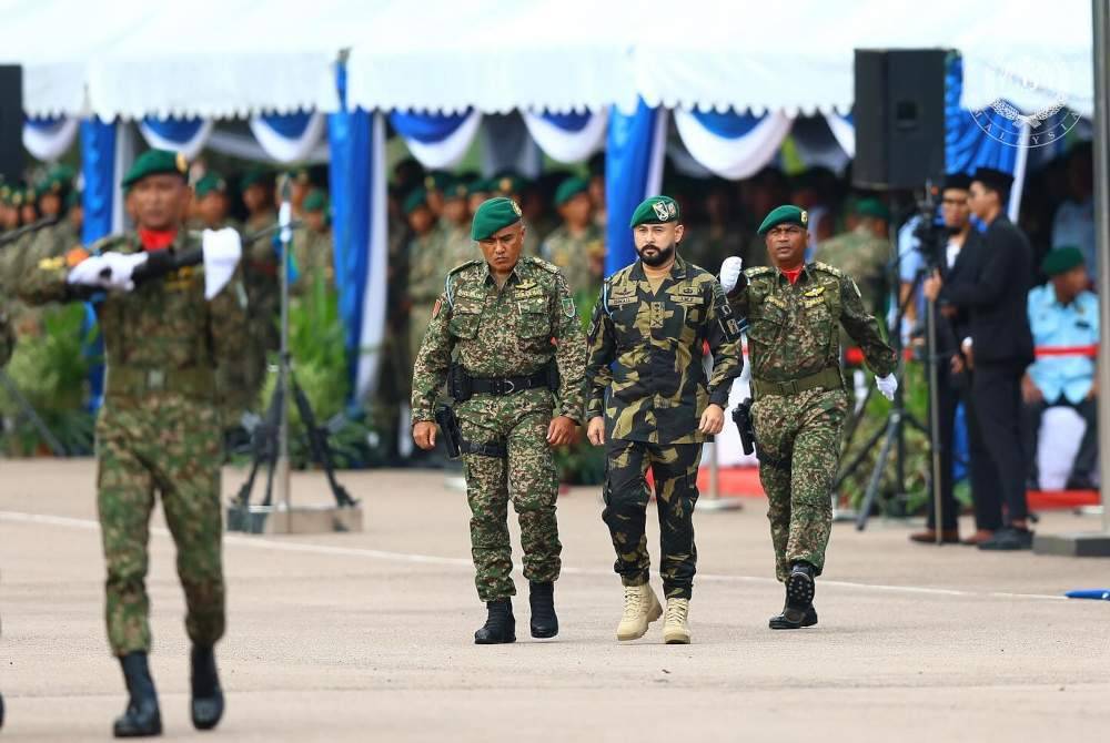 Tunku Mahkota Ismail (dua dari kanan) berkenan menghadiri Sambutan Hari Ulang Tahun Rejimen Gerak Khas ke-59 di Kem Iskandar, Mersing pada Isnin. Foto Facebook rasmi Sultan Ibrahim Sultan Iskandar