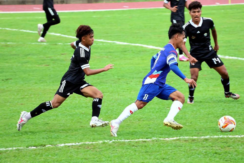 Aksi pemain Terengganu (jersi hitam) berusaha menghalang pergerakan pemain Sabah dalam perlawanan bola sepak lelaki Kumpulan B sempena temasya Sukma Sarawak 2024 di Stadium Tun Ahmad Zaidi. Foto Bernama