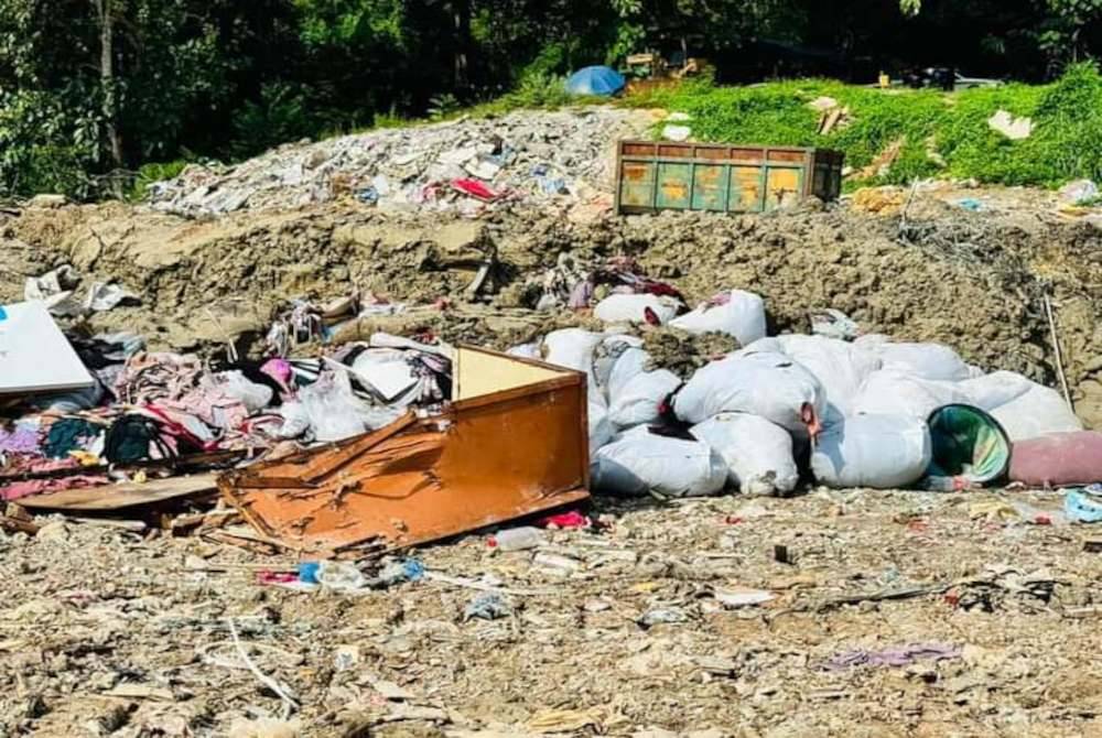 Longgokan sampah di tapak pelupusan sampah haram.