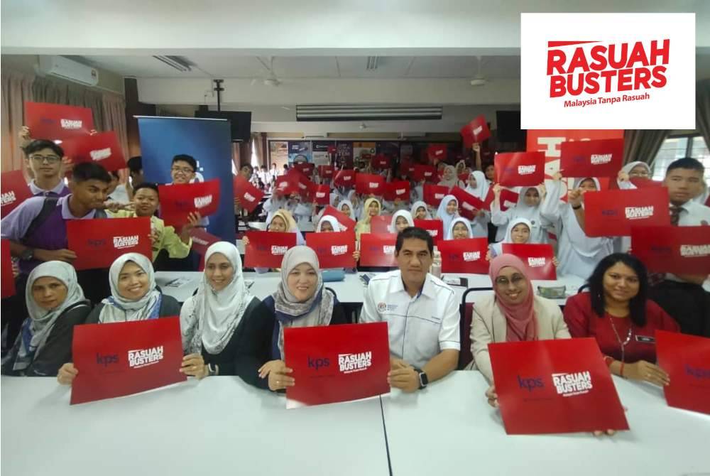 Suzila (tengah) bersama Azahar (lima kiri) dan Nurhayati (dua kanan) pada program KPS ACT-I Jelajah Anti Rasuah di SMK Seksyen 7