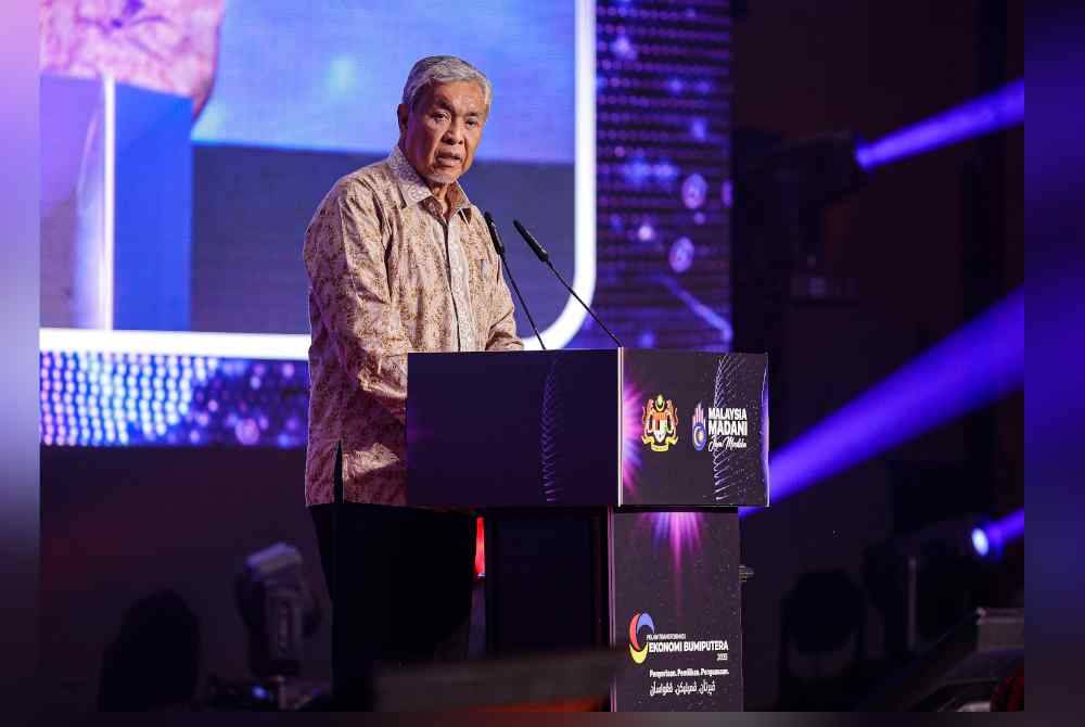 Ahmad Zahid ketika berucap pada Majlis Peluncuran Pelan Transformasi Ekonomi Bumiputera 2035 (PuTERA35) di Pusat Konvensyen Antarabangsa Putrajaya, hari ini. Foto Bernama