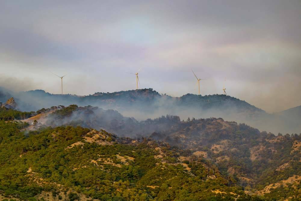 Anggota bomba menjelaskan bentuk muka bumi berbukit menyukarkan memadamkan kebakaran sepenuhnya di wilayah Izmir. Foto AFP