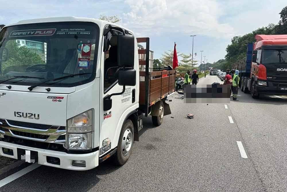 Keadaan di lokasi nahas melibatkan motosikal dan lori kontraktor menyiram pokok di Jalan Pintasan Kuantan di sini pada Isnin. Foto Facebook Polis Trafik Kuantan