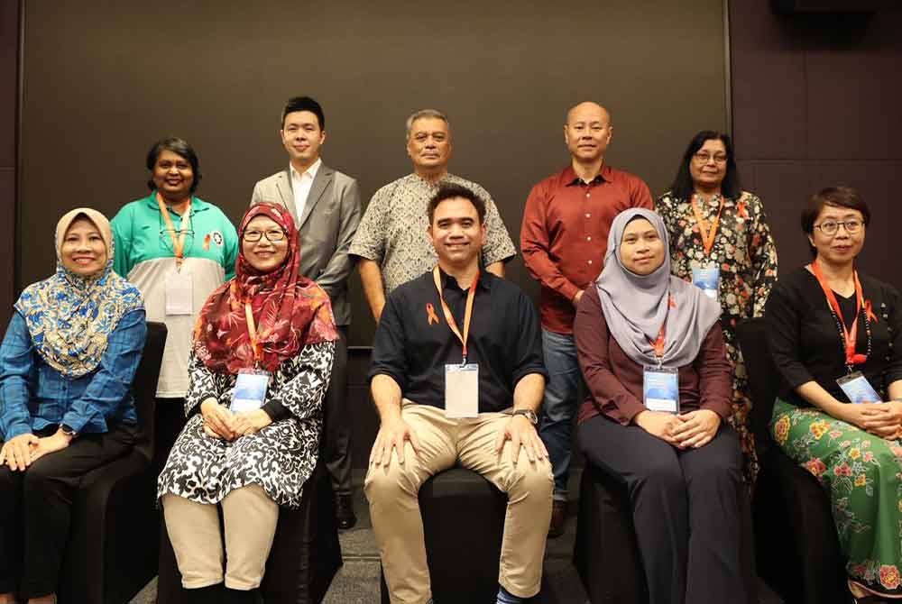 Duduk dari kiri, Dr Yatella, Dr Zaiton, DR Raja Iskandar, Dr Nur Afiqah da Dr Yuwana. Berdiri dari kiri, Dr Theyveeka, Louis Ting, Azizi, Ken Wii Kin Fai, Datuk Yasmeen.