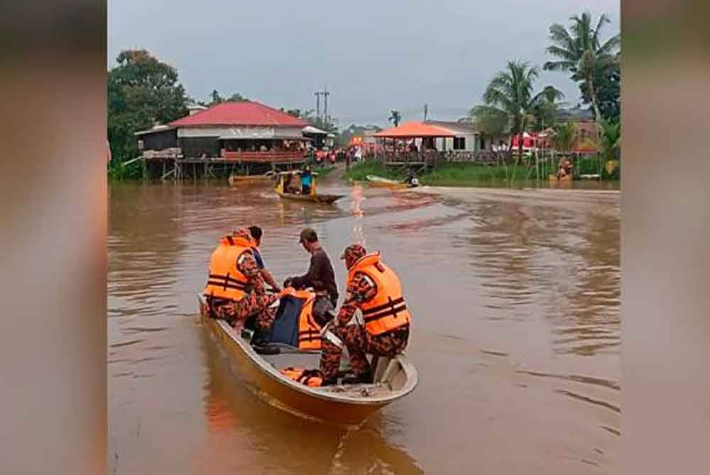 Anggota pasukan penyelamat melakukan kerja-kerja mencari tiga pelajar yang dikhuatiri hilang selepas perahu yang mereka naiki untuk ke sekolah karam di Kampung Selampit, Lundu.