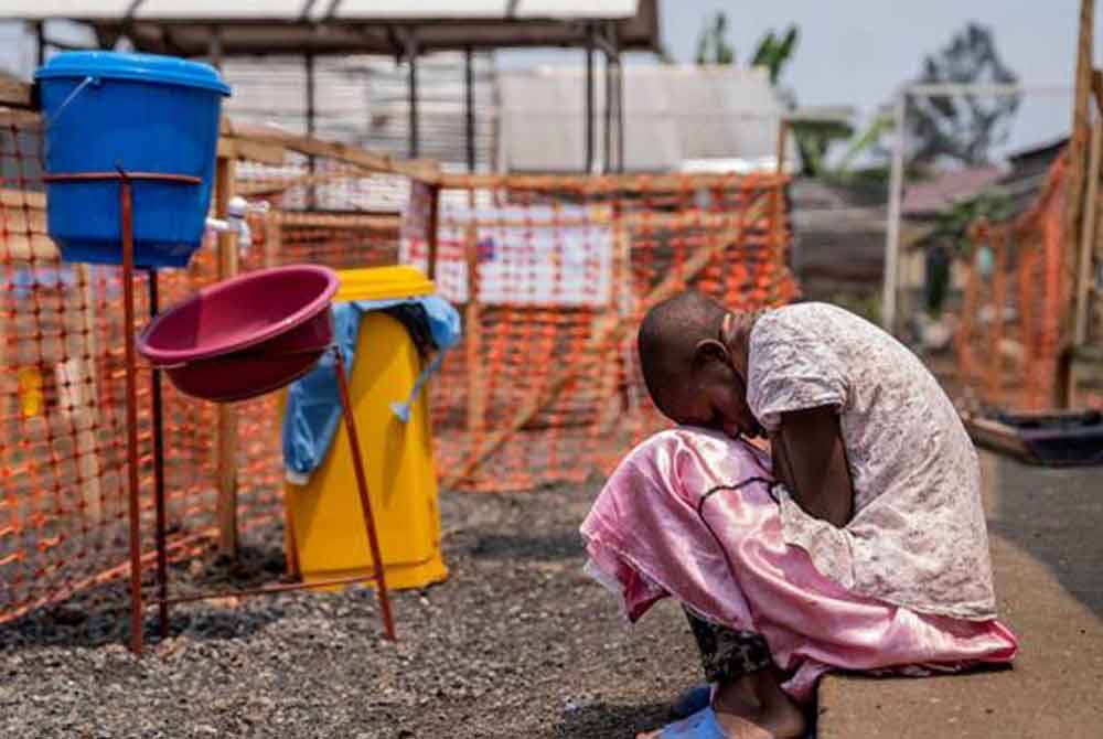 Seorang kanak-kanak perempuan yang dijangkiti wabak mpox menunggu untuk menerima rawatan di sebuah klinik kesihatan di Munigi, Congo. Foto AP