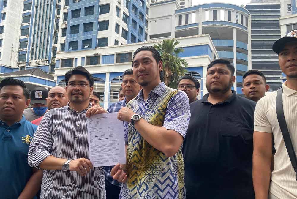 Wan Ahmad Fayhsal (tengah) bersama Pengarah Pilihan Raya Pemuda PN, Akmal Zahin Zainal Zahir (dua dari kiri) selesai membuat laporan polis terhadap tuduhan membabitkan Muhyiddin di IPD, Dang Wangi pada Selasa.