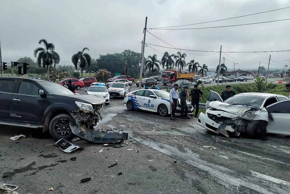 kenderaan dinaiki dua penjenayah merempuh sebuah pacuan empat roda ketika melarikan diri dari polis di Pengkalan pada Selasa.