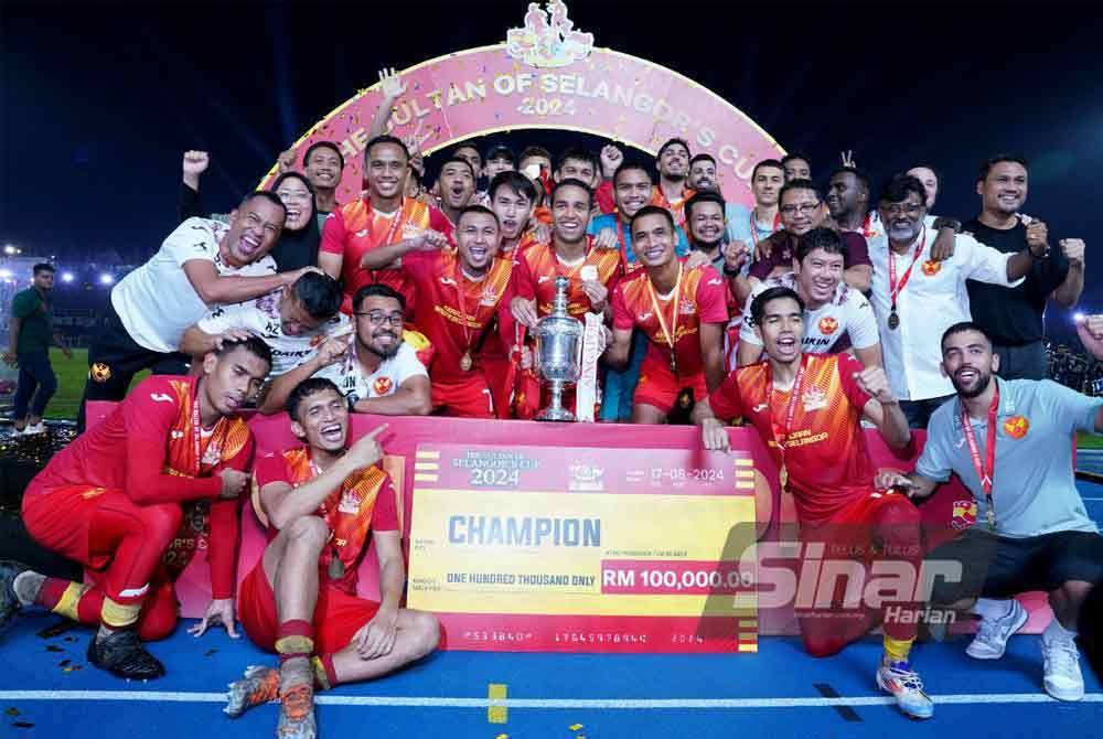 Pemain-pemain Selangor meraikan kejayaan mempertahankan kejuaraan Piala Sultan Selangor selepas menewaskan Pilihan Singapura di Stadium Merdeka pada Sabtu. Foto Sinar Harian-MOHD HALIM ABDUL WAHID