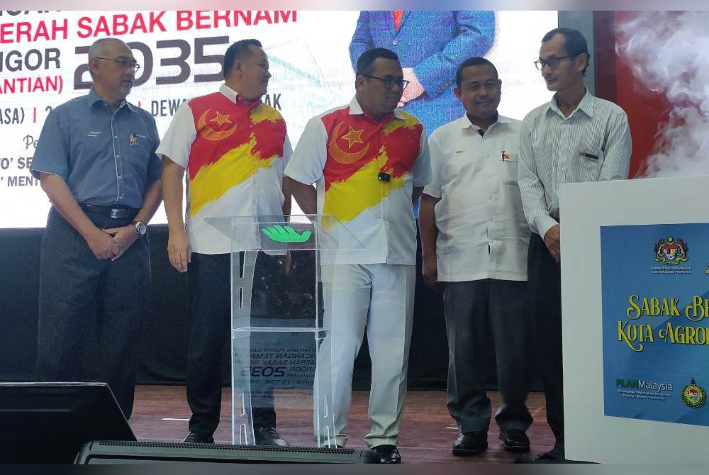 Amirudin (tiga dari kanan) pada Majlis Perasmian Program Publisiti dan Penyertaan Awam Draf Rancangan Tempatan MDSB di Dewan Tun Razak, Jalan Raja Chulan di sini pada Selasa.