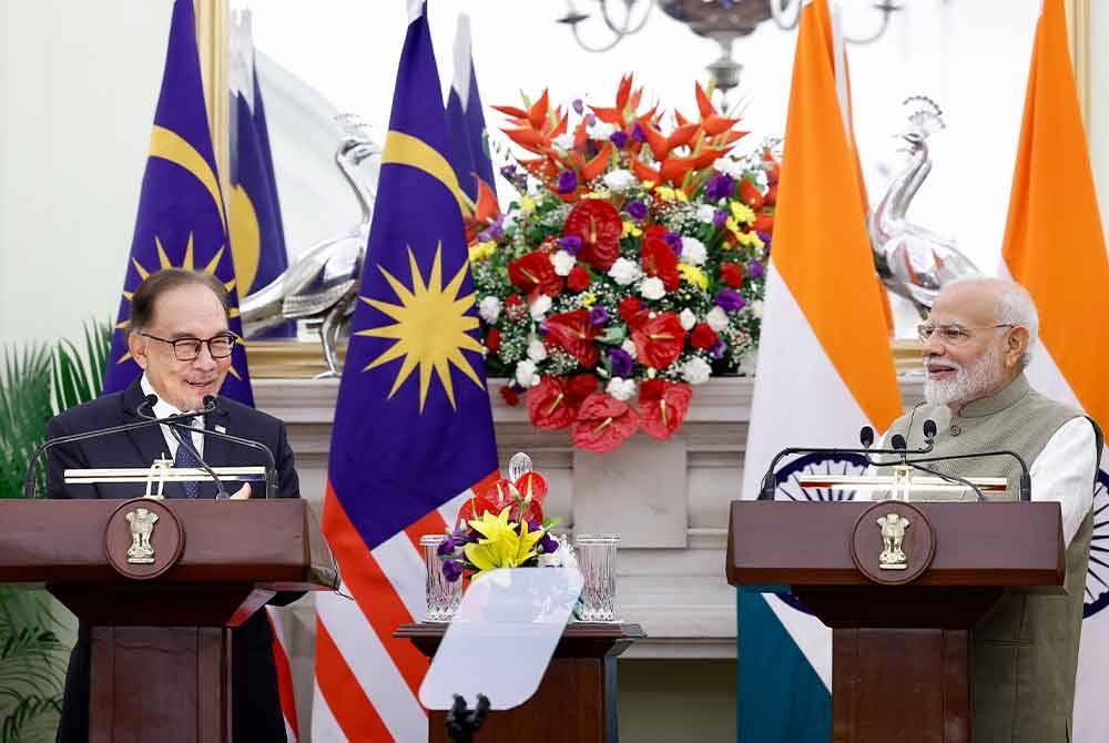 Anwar semasa membaca kenyataan media bersama rakan sejawatnya dari India, Narendra Modi di Hyderabad House sempena lawatan rasmi beliau ke India selama tiga hari bermula semalam. Foto Bernama