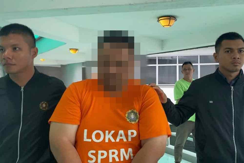 Seorang pegawai kanan agensi berkaitan kerajaan ditahan SPRM kerana membuat tuntutan butiran mantan palsu berjumlah RM15,000.