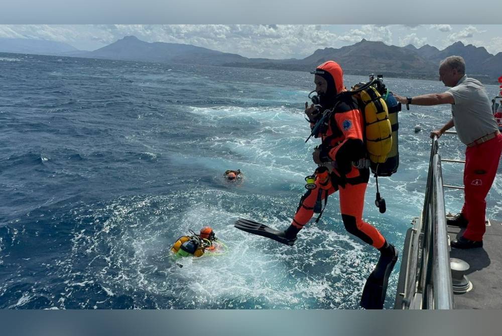 Operasi carian kini tertumpu di lokasi bangkai kapal tersebut yang dianggarkan berada pada kedalaman kira-kira 50m. Foto Agensi