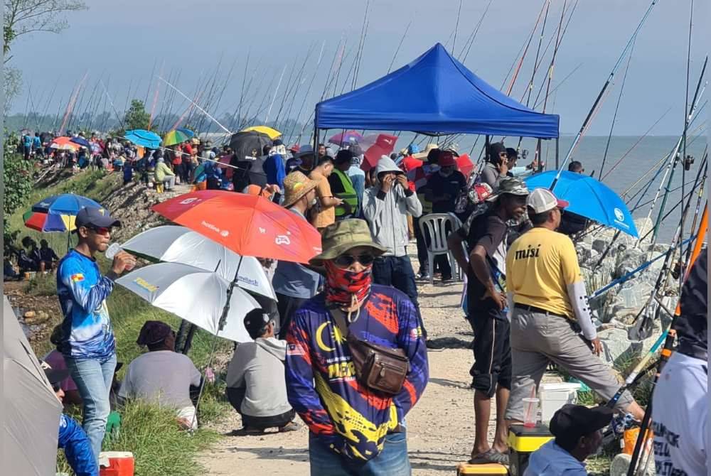 Kawasan di Pantai Kelanang yang sering menjadi tumpuan kaki pancing.