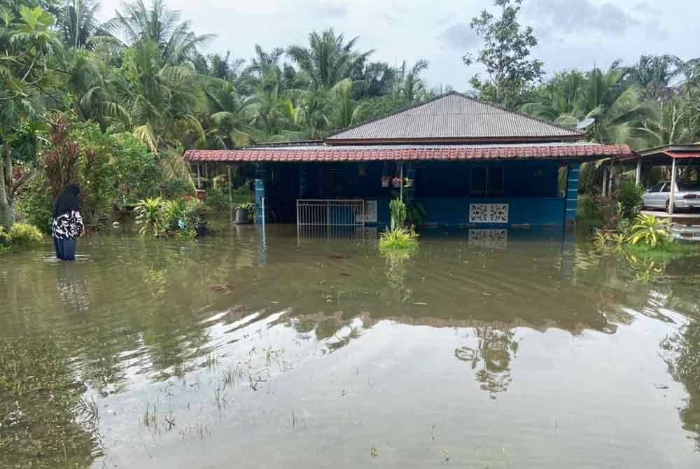 Keadaan banjir kilat di salah sebuah rumah di dua perkampungan berkenaan. (Foto APM Port Dickson)