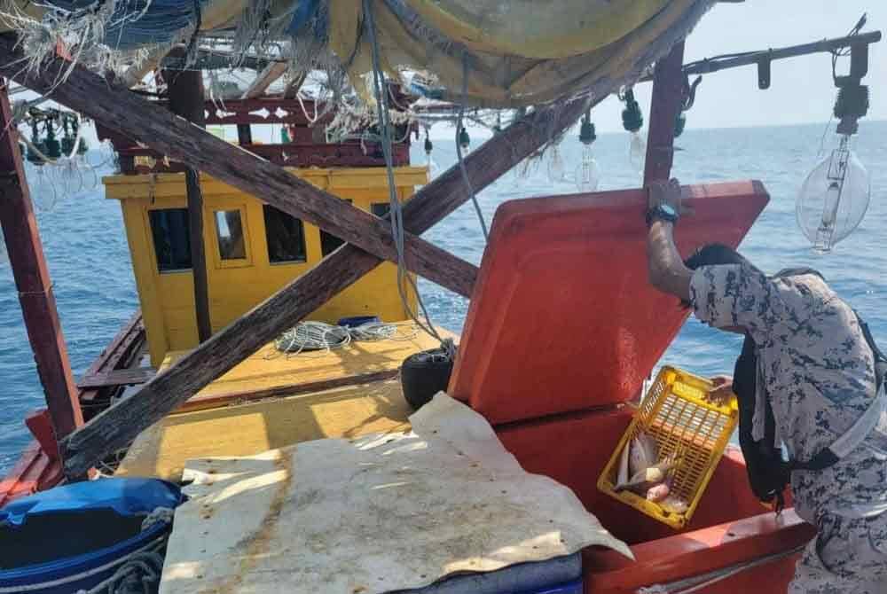 Manakala pemeriksaan pada bot kedua pula mendapati ia telah melanggar syarat sah lesen kerana melakukan aktiviti mencandat sotong kurang daripada jarak yang dibenarkan iaitu di kawasan bawah 30 batu nautika dari daratan terhampir.