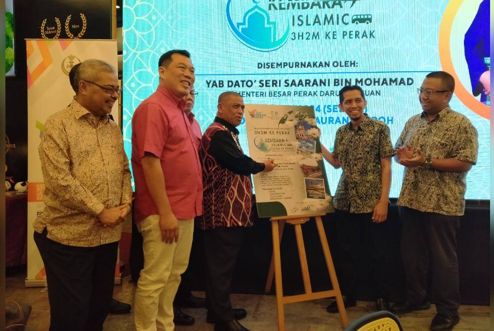 Saarani (tengah) menyempurnakan Majlis Pelancaran Pakej Kembara Mesra Muslim Sempena Tahun Melawat Perak 2024 di sebuah restoran di sini pada Selasa.