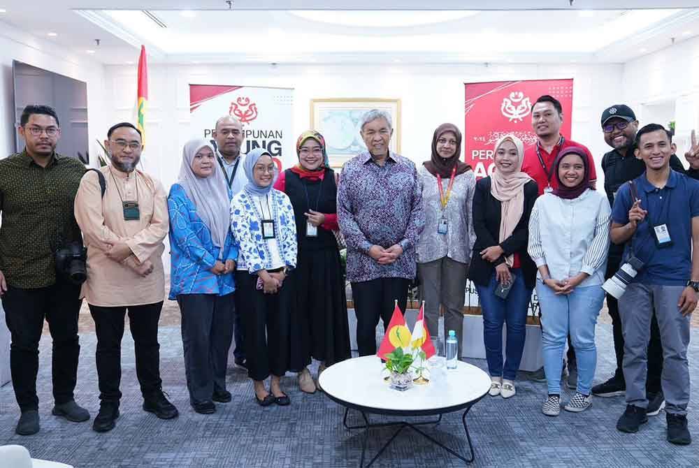 Ahmad Zahid bergambar bersama wakil media cetak selepas selesai wawancara khas sempena PAU 2024 baru-baru ini.