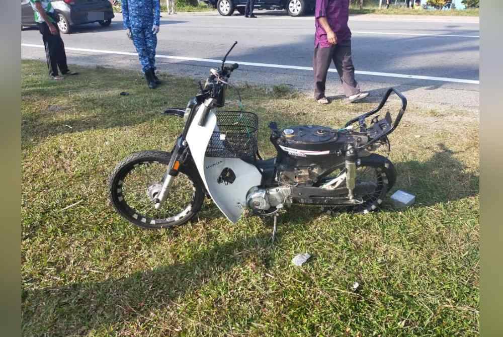 Motosikal rosak dan remuk akibat kemalangan. Gambar hiasan