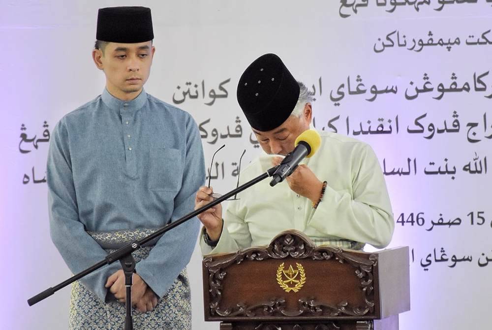 Sultan Pahang Al-Sultan Abdullah Ri'ayatuddin Al-Mustafa Billah Shah tidak dapat menahan sebak ketika bertitah mengenai perkahwinan puterinya Tengku Puteri Raja Tengku Puteri Afzan Aminah Hafidzatullah, yang akan berlangsung pada minggu ini. Foto Kesultanan Pahang