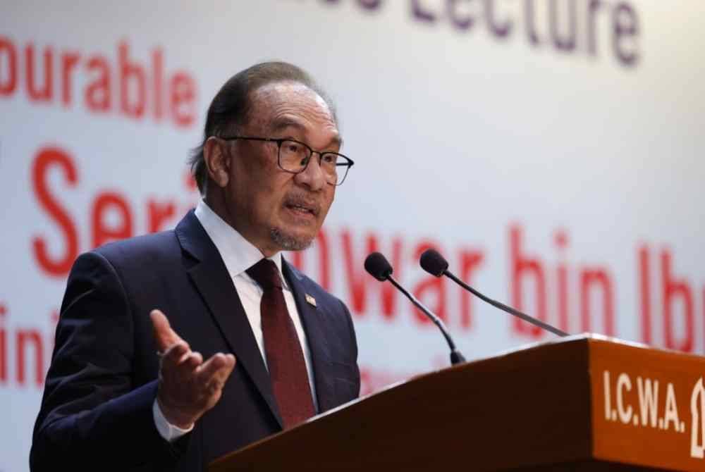 Anwar menyampaikan syarahan bertajuk ‘Towards a Rising Global South Leveraging on Malaysia-India Ties’ di Sapru House, Indian Council of World Affairs sempena lawatan rasmi beliau ke India selama tiga hari. Foto Bernama