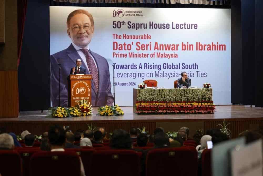 Anwar menyampaikan syarahan bertajuk ‘Towards a Rising Global South Leveraging on Malaysia-India Ties’ di Sapru House, Indian Council of World Affairs sempena lawatan rasmi beliau ke India selama tiga hari. Foto Bernama