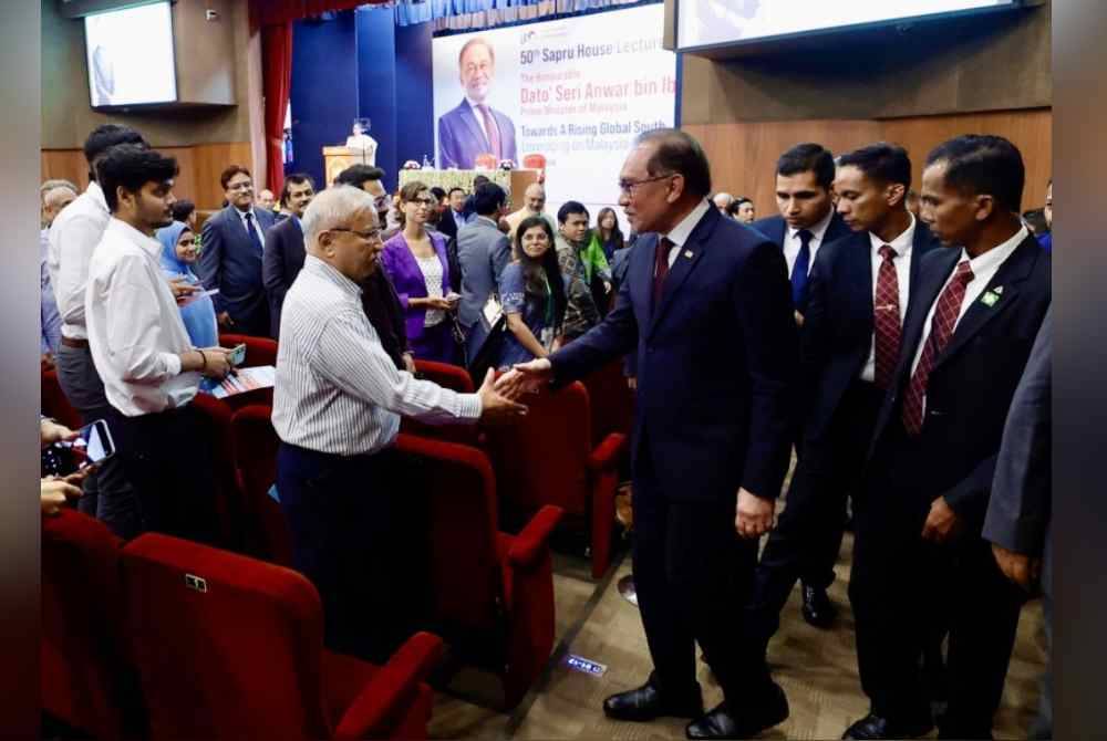 Anwar bersalaman dengan orang ramai selepas menyampaikan syarahan bertajuk &#039;Menuju Selatan Global yang Meningkat: Memanfaatkan Hubungan Malaysia-India&#039; di Sapru House, Indian Council of World Affairs sempena lawatan rasmi beliau ke India selama tiga hari. Foto Bernama