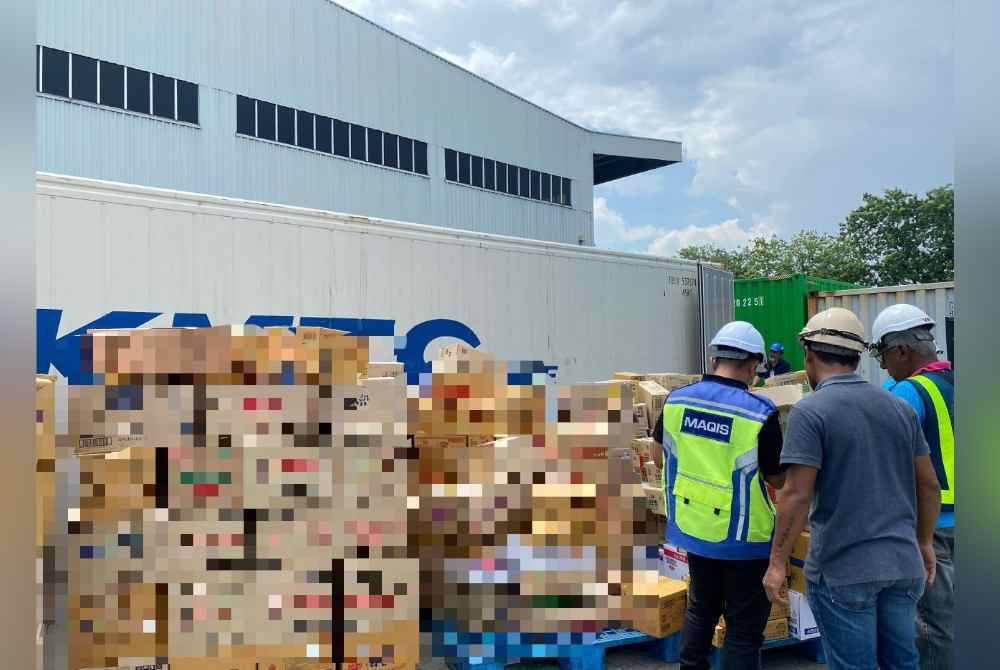 Pegawai Maqis Selangor memeriksa produk sejuk beku yang dirampas di Pelabuhan Barat, Klang, Jumaat lalu.