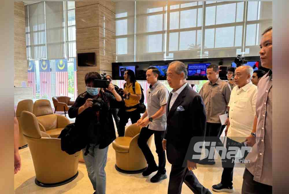 Muhyiddin tiba di pejabatnya bagi dirakam percakapan berhubung isu 3R di Kuala Lumpur pada Rabu.