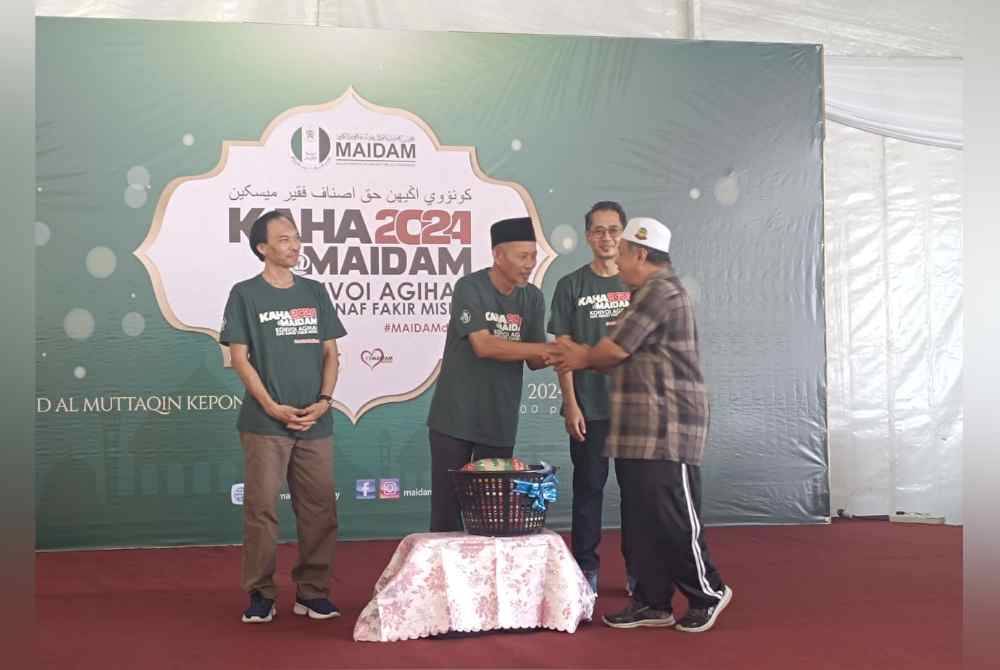 Shaikh Harun (tengah) ketika Majlis Penyerahan Bakul Makanan kepada fakir miskin sempena KAHA MAIDAM 2024