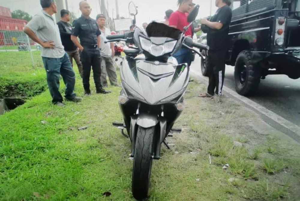 Keadaan motosikal mangsa yang mengalami kerosakan selepas terbabit kemalangan di Jalan Lahat pada Selasa. Foto ihsan PDRM