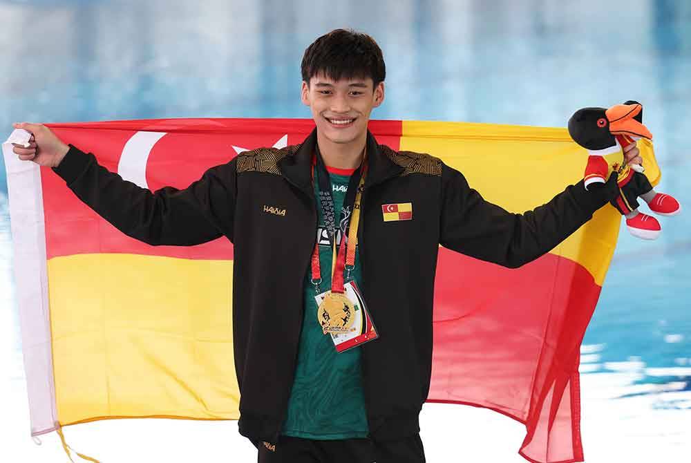 Andrew ketika memenangi pingat emas acara 100m kuak dada lelaki Sukma Sarawak 2024 pada Isnin. Foto Bernama