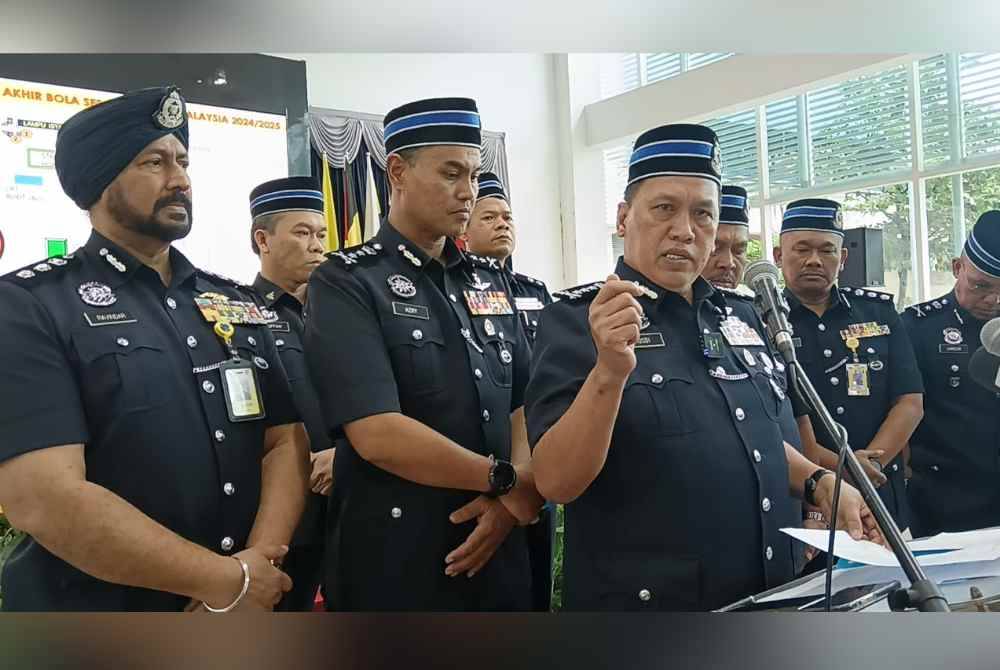 Rusdi (tiga dari kiri) ketika sidang akhbar selepas Istiadat Penganugerahan Pingat Jasa Pahlawan Negara Kontinjen Kuala Lumpur pada Rabu.