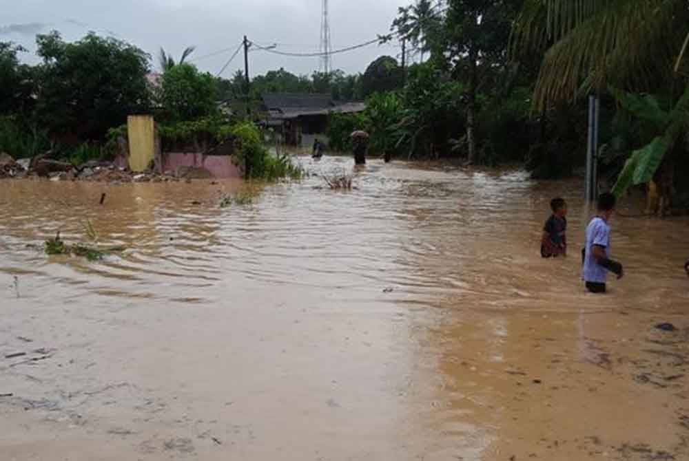 Keadaan banjir kilat di Kampung Permatang Sungkai, Pasir Puteh. Foto Facebook Mohd Sabri