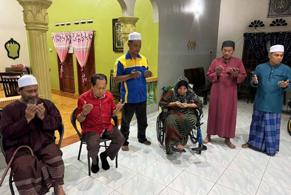 Ahmad (dua dari kanan) ketika melakukan ziarah di Kampung Parit Madirono pada malam Selasa.