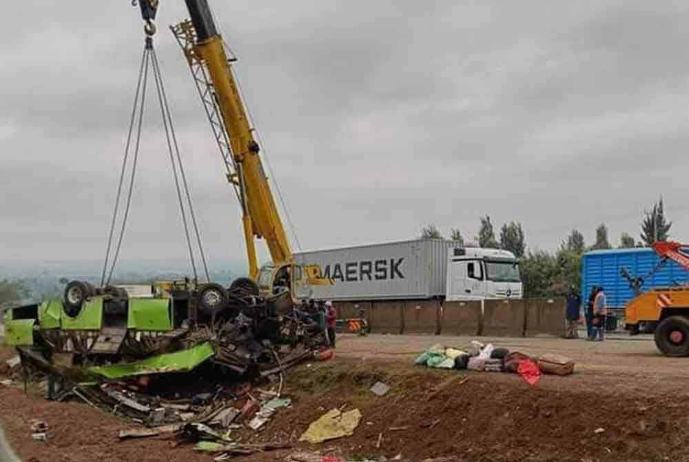 Bas itu dilaporkan hilang kawalan dan merempuh beberapa kenderaan sebelum terbabas ke dalam parit di lebuh raya Nakuru-Eldoret. Foto sumber X