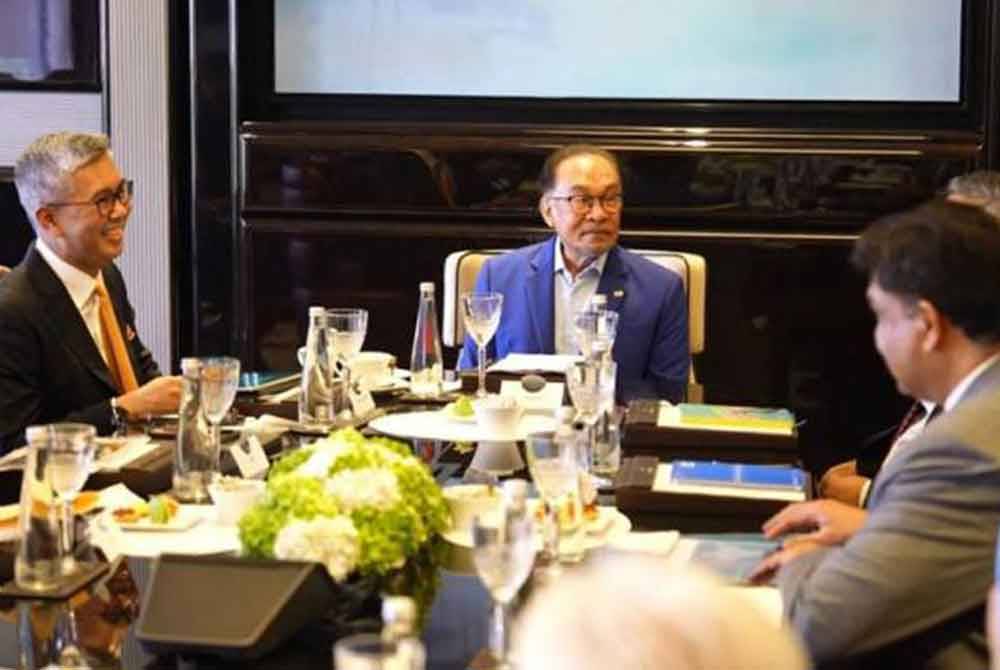 Anwar (tengah) ketika mengadakan pertemuan dengan tiga syarikat gergasi korporat India iaitu Tata Group, Emami Agro Tech Limited dan HCL Technologies pada Selasa. - Foto: PMO