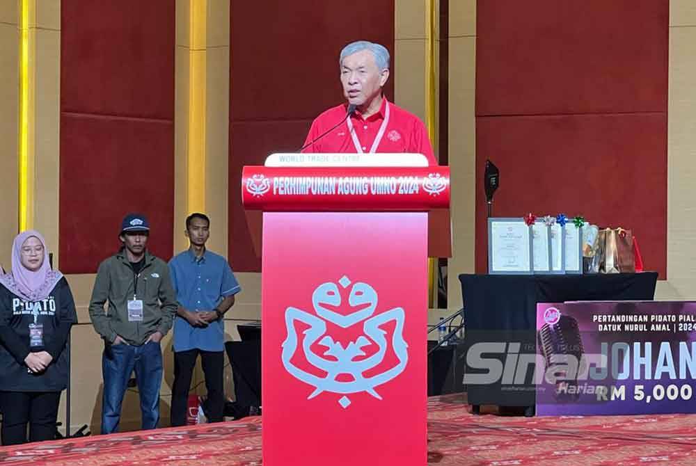 Ahmad Zahid ketika berucap pada Majlis Penutup Pertandingan Pidato Piala Datuk Nurul Amal sempena PAU2024.