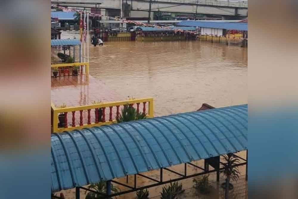 SK Padang Jawa dilanda banjir kilat pada Selasa.