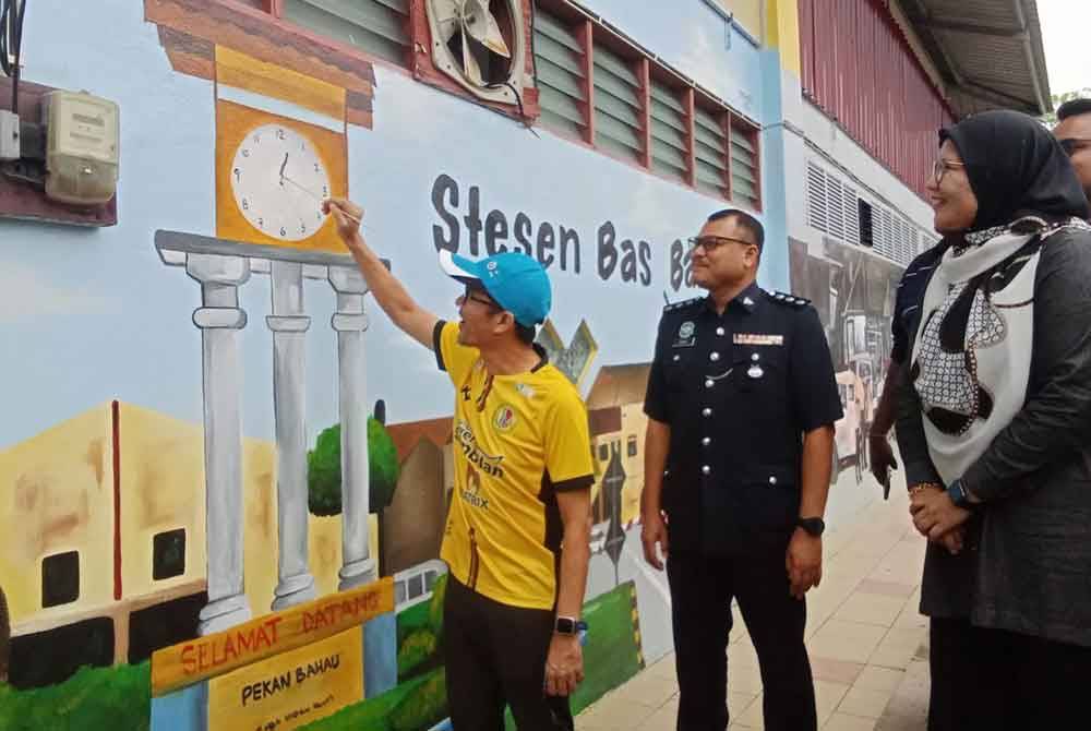 Mohd Nazri (kiri) ketika merasmikan lukisan mural tersebut.