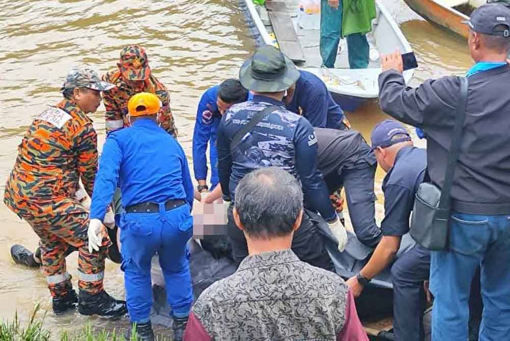 Mayat Vilkie Wilson, 15, ditemukan terapung kira-kira 10 meter dari Pos Kawalan Bomba dan Penyelamat di Kampung Selampit pada jam 11.58 pagi Rabu. Foto JBPM