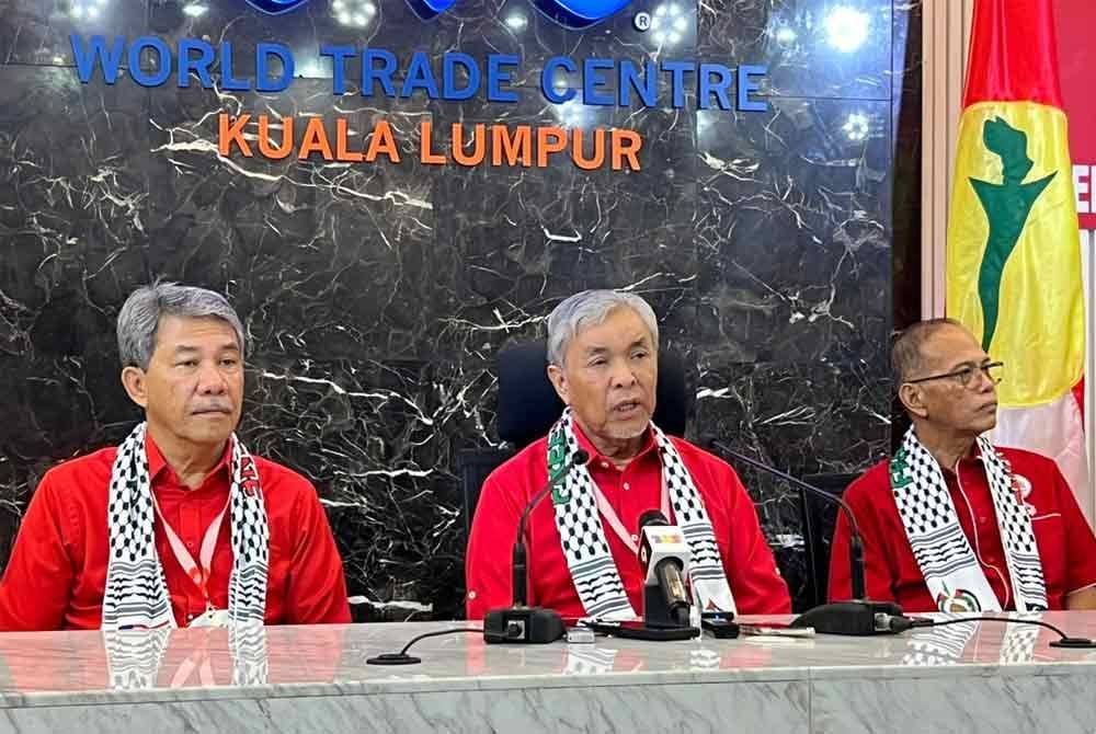 Ahmad Zahid (tengah) ketika sidang akhbar selepas sesi Taklimat Presiden sempena PAU 2024 di Pusat Dagangan Dunia (WTC) pada Rabu.