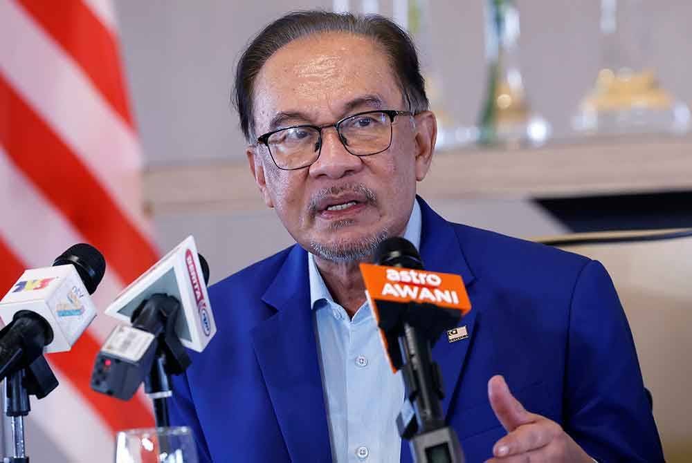 Anwar bercakap pada sidang media bersama wakil media Malaysia di akhir lawatan beliau ke India hari ini. Foto Bernama