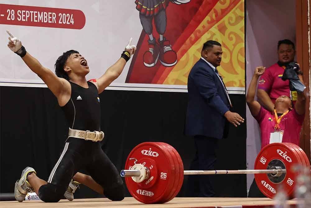 Gelagat atlet muda Perlis, Muhammad Hafizuddin Roslin sebaik sahaja berjaya memecah rekod kebangsaan dalam acara Angkat Berat 81 kg pada Sukan Malaysia (SUKMA) Sarawak 2024. Foto Bernama