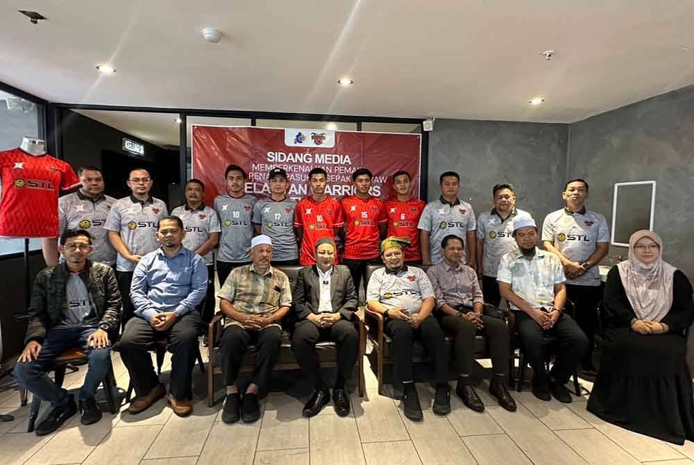 Barisan pemain Kelantan Warriors yang diperkenalkan bersama para penaja di Kota Bharu pada Rabu.