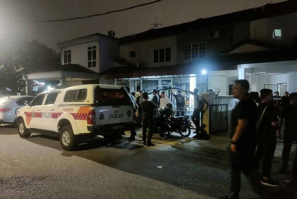 Keadaan di lokasi kejadian di sebuah rumah di Seksyen 25 pada Selasa. Foto PDRM