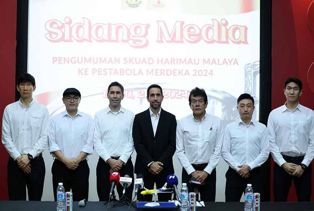 Marti (tengah) bersama barisan kejurulatihan skuad Harimau Malaya. Foto Bernama