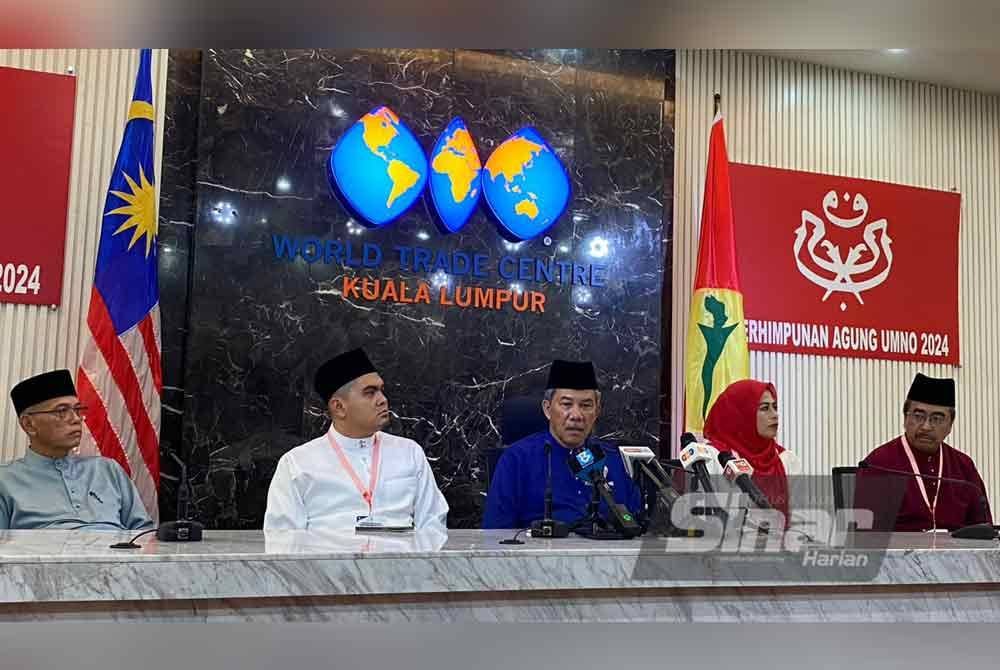 Mohamad (tengah) ketika sidang media selepas merasmikan Perhimpunan Agung UMNO (PAU) 2024 di WTCKL pada Rabu.