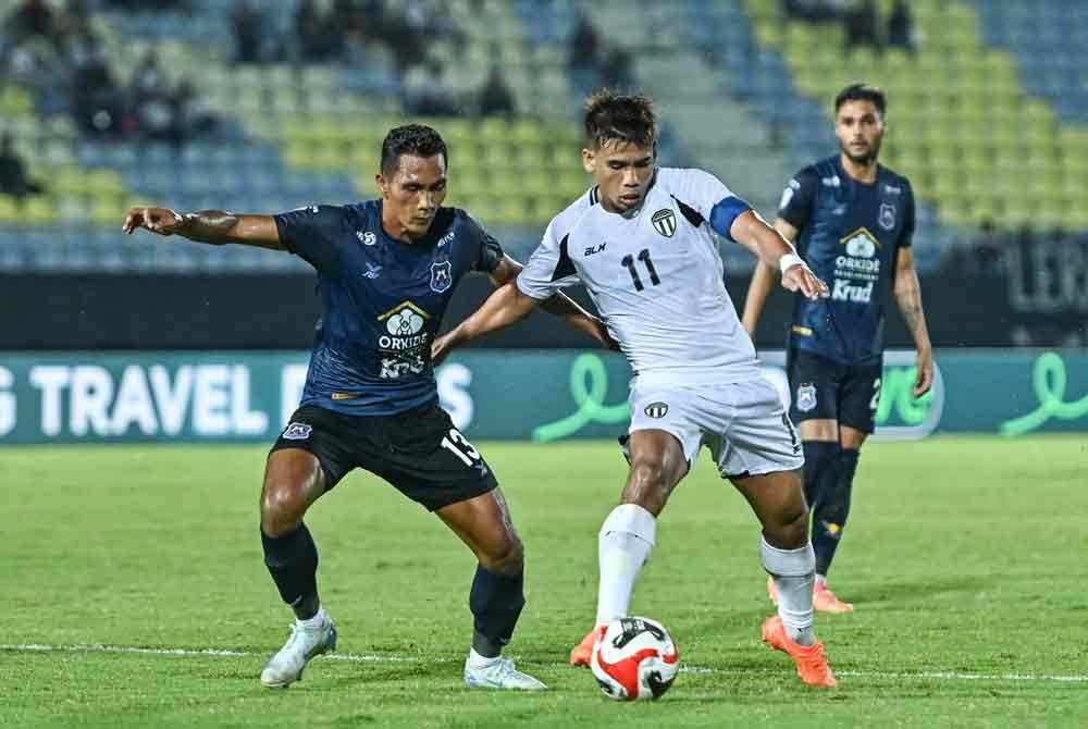 Safawi (dua dari kanan) diasak pemain Svay Rieng, Saret Krya pada aksi Piala Kelab Asia Tenggara 2024/25 di Stadium Sultan Mizan Zainal Abidin malam ini.